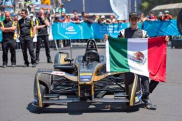 Foto de accion durante la Exhibicion en Reformade piloto Esteban Esteban Gutiérrez 'quemó llanta' de su Fórmula E en Paseo de la Reforma.