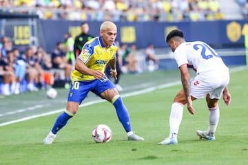 Brian Ocampo encarando a Iván Chapela.