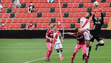 Tomeu Nadal salta a por un bal&oacute;n durante el partido contra el Rayo.