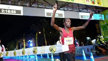 El atleta keniano Barbabas Kiplimo con sus chanclas.