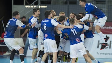 Los jugadores del Benidorm celebran su victoria ante el Bidasoa en los cuartos de final de la Copa del Rey de Balonmano en la Caja Mágica de Madrid.