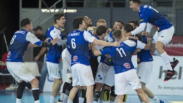 Los jugadores del Benidorm celebran su victoria ante el Bidasoa en los cuartos de final de la Copa del Rey de Balonmano en la Caja M&aacute;gica de Madrid.