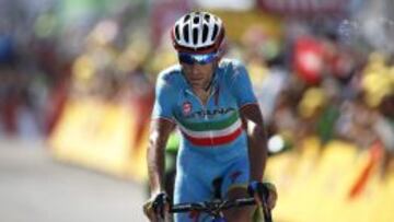 El ciclista italiano Vincenzo Nibali, del equipo Astana Pro, cruza la línea de meta de la 10ª etapa de la 102 edición del Tour de Francia, 167 km entre Tarbes y La Pierre Saint Martin, en La Pierre Saint Martin, Francia, hoy, 14 de julio de 2015.