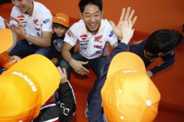 Los pilotos del equipo Repsol Honda de MotoGP, Marc Márquez y Dani Pedrosa, y los de trial, Toni Bou, Takahisa Fujinami y Jaime Busto, hicieron hoy las delicias de los alumnos del colegio sevillano St. Marys School.