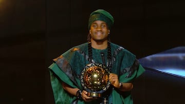 Lookman, con el Balón de Oro africano.