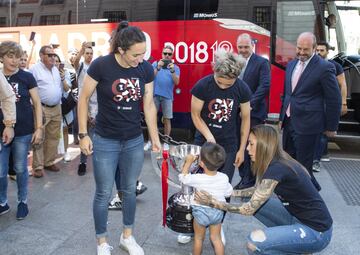 Las jugadoras rojiblancas Silvia Meseguer, Amanda Sampedro y Lola Gallardo con la Copa de la Liga antes de entrar en la sede de la Comunidad de Madrid. 