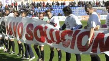 <b>PROTESTA. </b>El Rayo lució una pancarta en la que se leía: "Basta de impagos. Rayo solución".