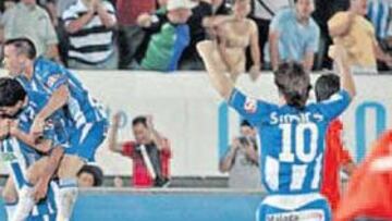 <b>ALEGRÍA. </b>Los jugadores del Málaga celebran el pase a la siguiente ronda tras ganar al Celta.