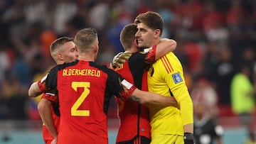 Doha (Qatar), 23/11/2022.- Goalkeeper Thibaut Courtois of Belgium (R) reacts with teammates after winning the FIFA World Cup 2022 group F soccer match between Belgium and Canada at Ahmad bin Ali Stadium in Doha, Qatar, 23 November 2022. (Mundial de Fútbol, Bélgica, Catar) EFE/EPA/Tolga Bozoglu
