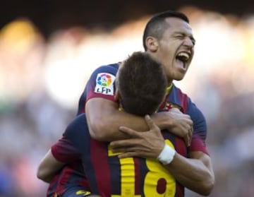 El delantero chileno del FC Barcelona Alexis Sánchez, celebra con su compañero Jordi Alba, el gol que marcó, segundo de su equipo, en el partido ante el Osasuna de la vigésimo octava jornada de la Liga de Primera División.