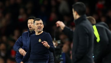 Sérgio Conceiçao, técnico del Oporto, protesta durante el partido ante el Arsenal de Champions League.