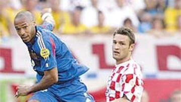 <b>IMAGEN CASI INÉDITA</b>. Henry dispara ante Croacia en una acción que no está prodigando en este torneo.