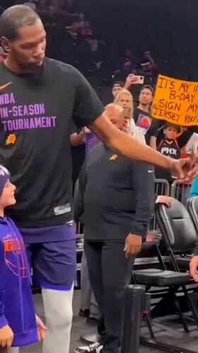Suns’ star Kevin Durant took a selfie with a young fan who was too short to take it himself and his happy dance afterwards is the most precious thing.