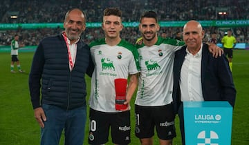 Iñigo Vicente recibió el trofeo al mejor jugador del mes de octubre de LaLiga Hypermotion.