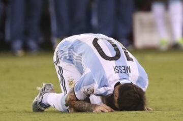 Lionel Messi de Argentina se lamenta luego de perder ante Chile en la final de la Copa América Centenario hoy, domingo 26 de junio de 2016, en el estadio MetLife de East Rutherford, Nueva Jersey (EE.UU.)