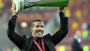 Simeone levanta el trofeo de la Europa League conquistada en 2012.