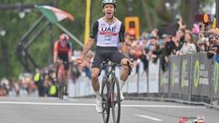 Adam Yates celebra su victoria en el GP de Montreal.