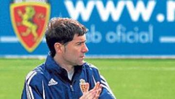 <b>EXIGENTE. </b>Marcelino se frota las manos mientras escudriña los movimientos de sus jugadores durante el entrenamiento de ayer en La Romareda.