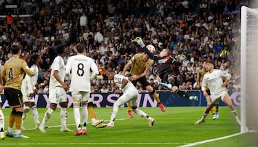 3-4. Falta que saca Sergio Gómez y remata Mikel Oyarzabal en el segundo palo para anotar el cuarto. Doblete del delantero txuri urdin. La Real Sociedad lleva el partido a la prórroga.