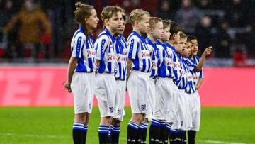 Varios adolescentes lucen la camiseta del Heerenveen.