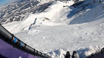 Aymar Navarro en la puerta de salida del Freeride World Tour en Fieberbrunn (Austria), con los esqu&iacute;s asomando por la cara y mucha nieve delante. 