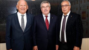 El presidente del COE Alejandro Blanco posa junto al presidente del COI Thomas Bach.