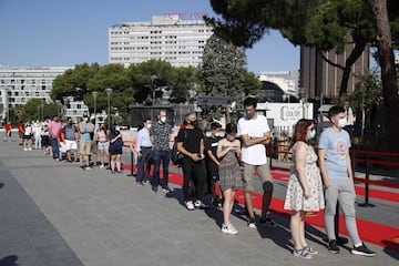 Numerosos aficionados de la selección española se ha acercado a la Plaza de Colón para celebrar el aniversario de la victoria en Sudáfrica. 