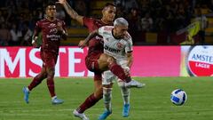 AMDEP2226. IBAGUÉ (COLOMBIA), 29/06/2022.- Brayan Rovira (i) de Tolima disputa un balón con Giorgian De Arrascaeta de Flamengo hoy, en un partido de la Copa Libertadores entre Deportes Tolima y Flamengo en el estadio Rafael Murillo Toro en Ibagué (Colombia). EFE/Mauricio Dueñas Castañeda
