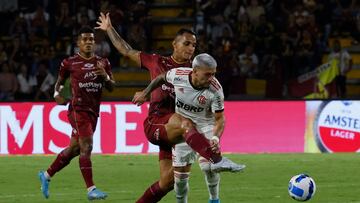 AMDEP2226. IBAGUÉ (COLOMBIA), 29/06/2022.- Brayan Rovira (i) de Tolima disputa un balón con Giorgian De Arrascaeta de Flamengo hoy, en un partido de la Copa Libertadores entre Deportes Tolima y Flamengo en el estadio Rafael Murillo Toro en Ibagué (Colombia). EFE/Mauricio Dueñas Castañeda