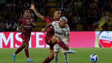 AMDEP2226. IBAGUÉ (COLOMBIA), 29/06/2022.- Brayan Rovira (i) de Tolima disputa un balón con Giorgian De Arrascaeta de Flamengo hoy, en un partido de la Copa Libertadores entre Deportes Tolima y Flamengo en el estadio Rafael Murillo Toro en Ibagué (Colombia). EFE/Mauricio Dueñas Castañeda
