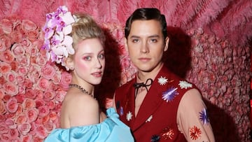 Lili Reinhart y Cole Sprouse en la Met Gala 2019 en Nueva York. Mayo 06, 2019.