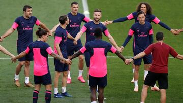 Sokratis Papastathopoulos, Granit Xhaka, Shkodran Mustafi, Matteo Guendouzi y Mesut Ozil durante un entrenamiento con el Arsenal.