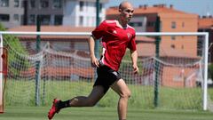 Guridi controla el bal&oacute;n durante un entrenamiento.