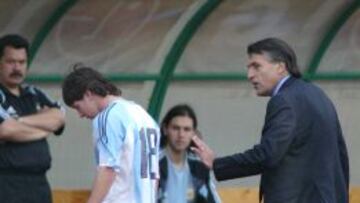 Argentine's Lionel Messi (C) is comforted by his coach Jose Pekerman (R) after receiving a red card at the Puskas stadium in Budapest, 17 August 2005 during the friendly football match Argentine vs Hungary. AFP PHOTO ATTILA KISBENEDEK