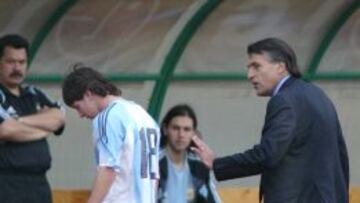 Argentine&#039;s Lionel Messi (C) is comforted by his coach Jose Pekerman (R) after receiving a red card at the Puskas stadium in Budapest, 17 August 2005 during the friendly football match Argentine vs Hungary. AFP PHOTO ATTILA KISBENEDEK