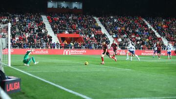 Izeta aprovecha el rechace de Edgar Badia para marcar el primero en Anduva.