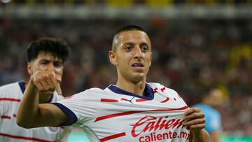 AME1188. GUADALAJARA (MÉXICO), 27/04/2024.- Roberto Alvarado (c), del Guadalajara, celebra una anotación ante Atlas este sábado durante un partido correspondiente a la jornada 17 del Torneo Clausura 2024 de la liga del fútbol mexicano, disputado en el Estadio Jalisco, en Guadalajara, Jalisco (México). EFE/ Francisco Guasco