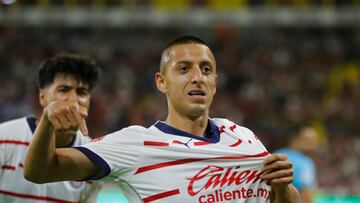 AME1188. GUADALAJARA (MÉXICO), 27/04/2024.- Roberto Alvarado (c), del Guadalajara, celebra una anotación ante Atlas este sábado durante un partido correspondiente a la jornada 17 del Torneo Clausura 2024 de la liga del fútbol mexicano, disputado en el Estadio Jalisco, en Guadalajara, Jalisco (México). EFE/ Francisco Guasco
