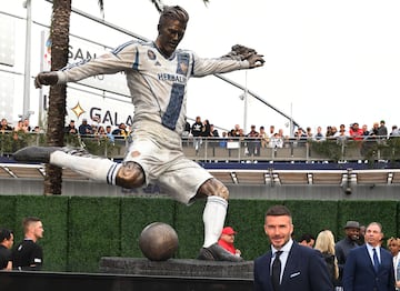 Beckham bên cạnh bức tượng của anh ở California.