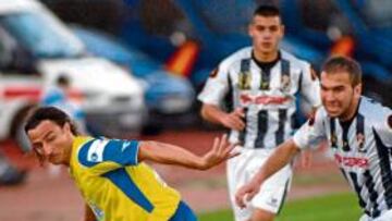 <b>MALA IMAGEN. </b>El Cádiz no fue capaz de imponerse a un voluntarioso equipo linense que no se dio por vencido ni con un jugador menos.