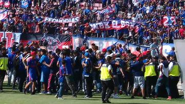 Así fue la curiosa invasión de hinchas en el banderazo azul