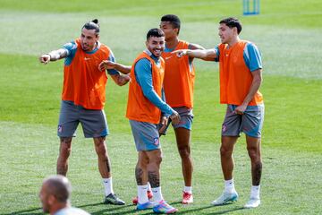 Giménez, Correa, Reinildo y Nahuel Molina durante el entrenamiento. 