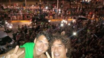 Los jugadores de la selección mexicana (Héctor Moreno y Ochoa en la imagen) se sorprendieron por la fiesta que montaron sus hinchas fuera del hotel tras la victoria ante Camerún.