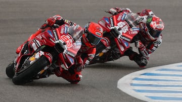 Marc Márquez rueda con la Ducati por delante de Pecco Bagnaia en MotoGP.