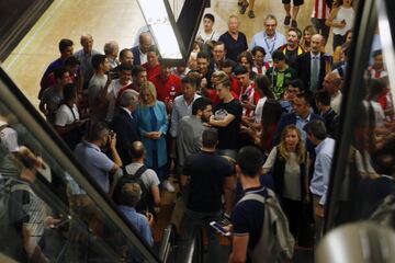 La presidenta de la Comunidad, Cristina Cifuentes, junto al presidente del Atlético de Madrid, Enrique Cerezo, y el entrenador del equipo, Diego Pablo Simeone y varios jugadores de la plantilla rojiblanca ,durante el acto de promoción del uso del metro para el acceso al estadio Wanda Metropolitano del Atletico de Madrid. 