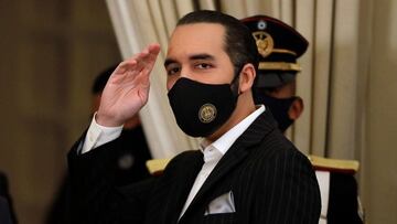 El presidente de El Salvador, Nayib Bukele, saluda después de una conferencia de prensa en San Salvador, El Salvador, el 6 de junio de 2021.