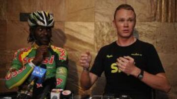 Chris Froome junto a David Kinja en una conferencia de prensa en Nairobi (Kenia).