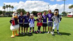 Lo jugadores del Orlando City posan con los personajes de Disney en el ESPN Wide World of Sports.