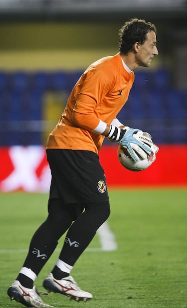 Vistió la camiseta del Villarreal la temporada 2011/12. 