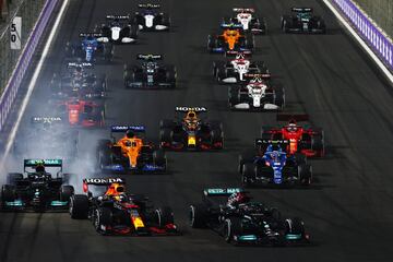 Max Verstappen y Lewis Hamilton encabezando la carrera tras el primer reinicio, que duró menos de una vuelta completa